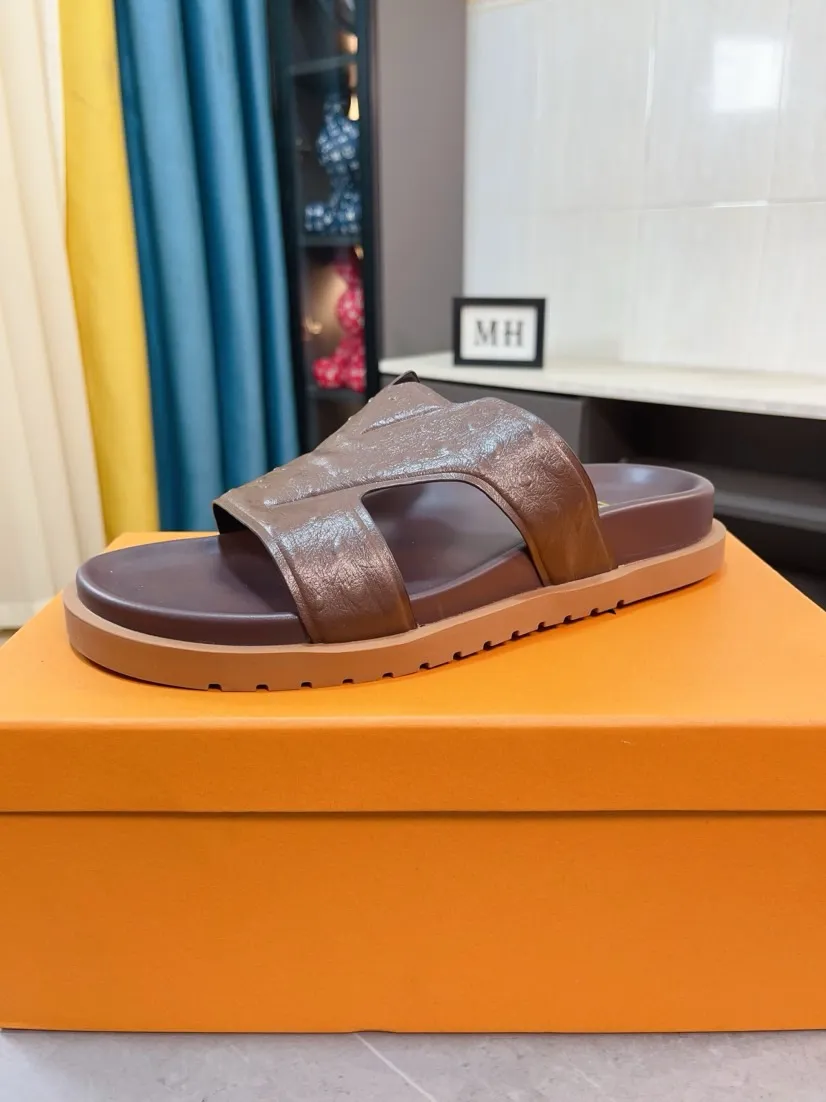 Men's shoes💰300🌹🌹【LV】Multi-color new men's slippers, original top quality version, original special cowhide ostrich embossed➕sheepskin on the inside and sides, non-slip combined sole, more stable walking, more comfortable and lightweight, high-end and generous, size: 38~44